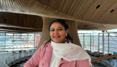 Llun o Sarra Ibrahim yn y Senedd