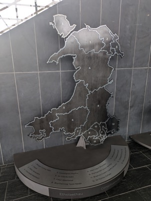 Map dur o Gymru yn dangos ffiniau etholaethau'r Senedd. Mae pob etholaeth wedi'i rhifo a'i henwi ar waelod yr arddangosfa.