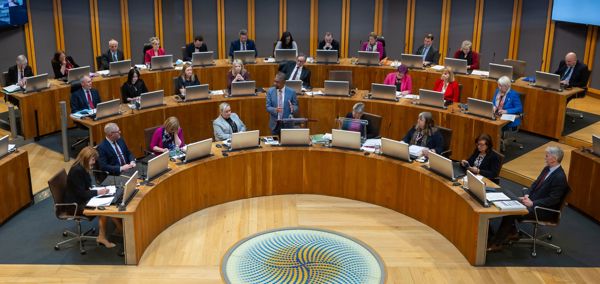 Vaughan Gething yn siarad yn y Cyfarfod Llawn