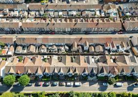Llun uwchben o dai