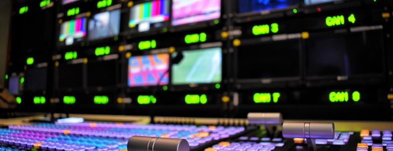 Desg ddarlledu gyda sgriniau teledu a bwrdd rheoli 